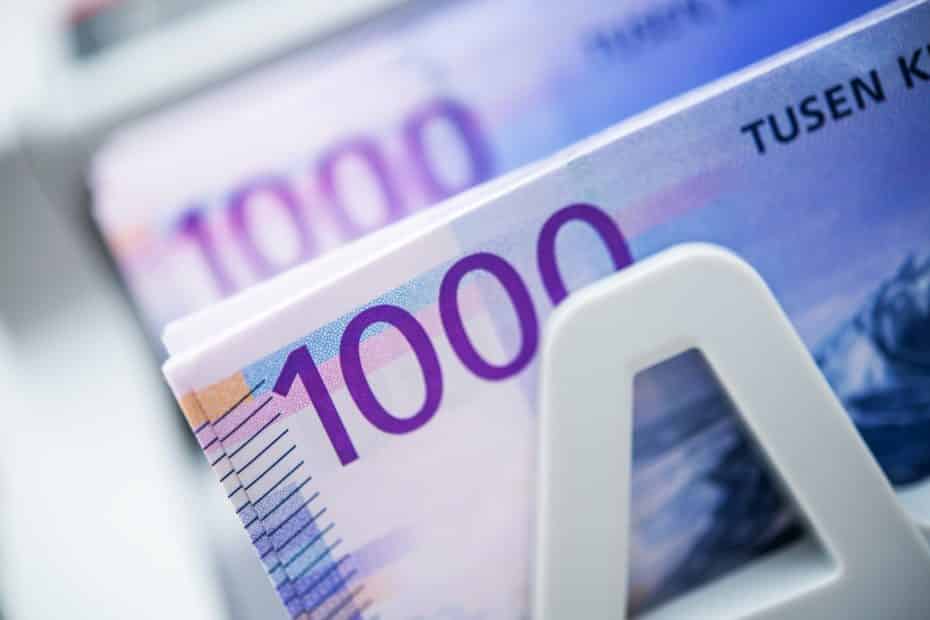 Counting Norwegian Krones Banknotes